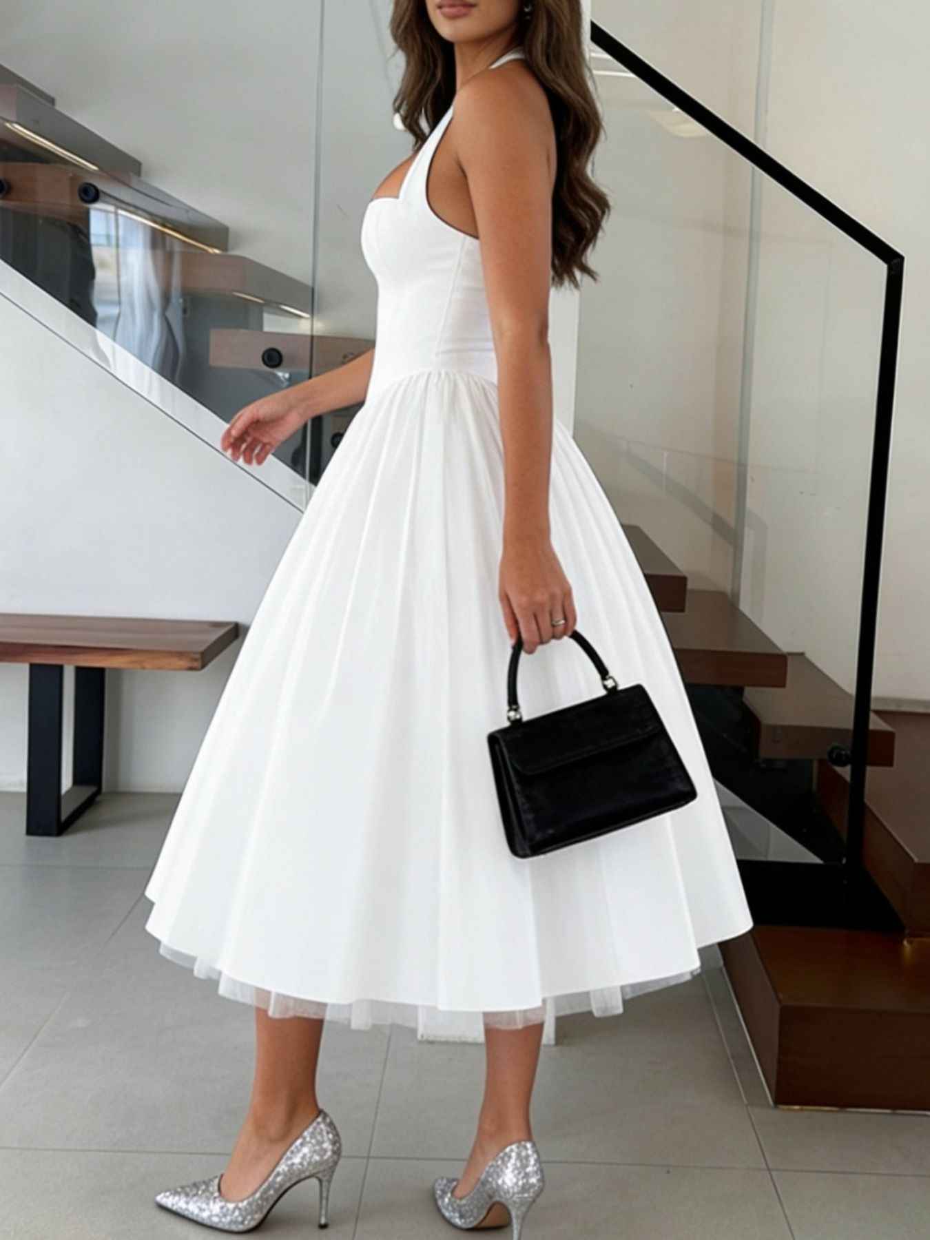 Robe midi blanche à col licou et coupe évasée