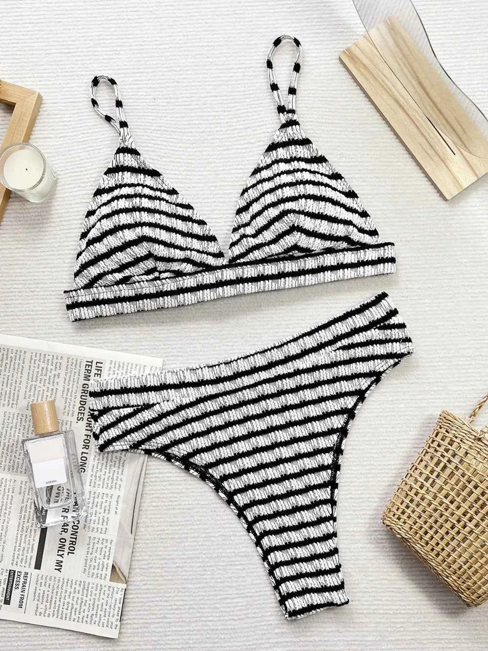 Bikini deux pièces à rayures et col V