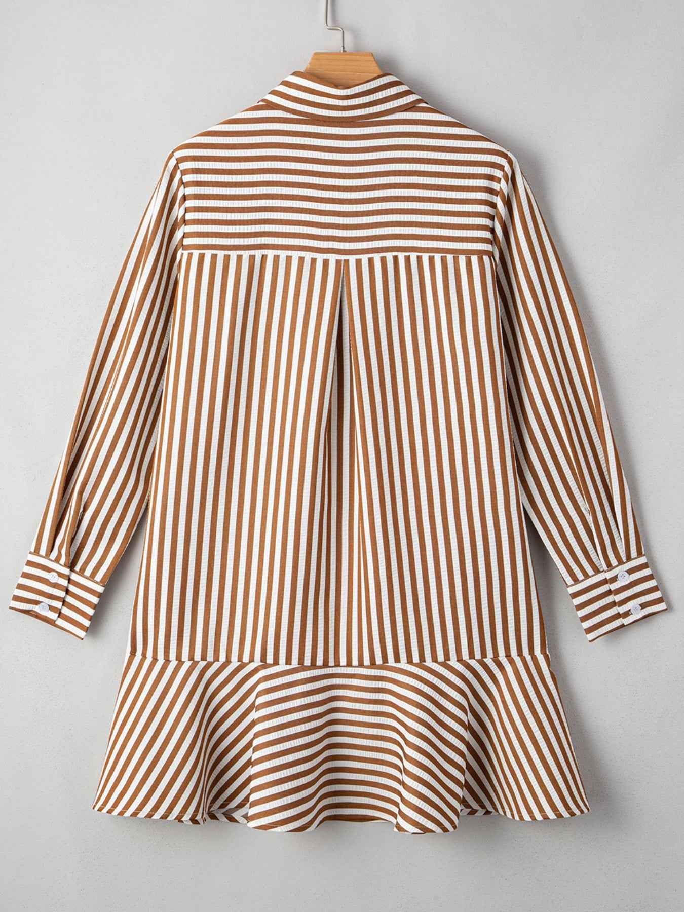 Robe chemise rayée à ourlet volanté avec boutons