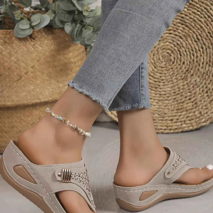 Sandales compensées tong ornées de strass