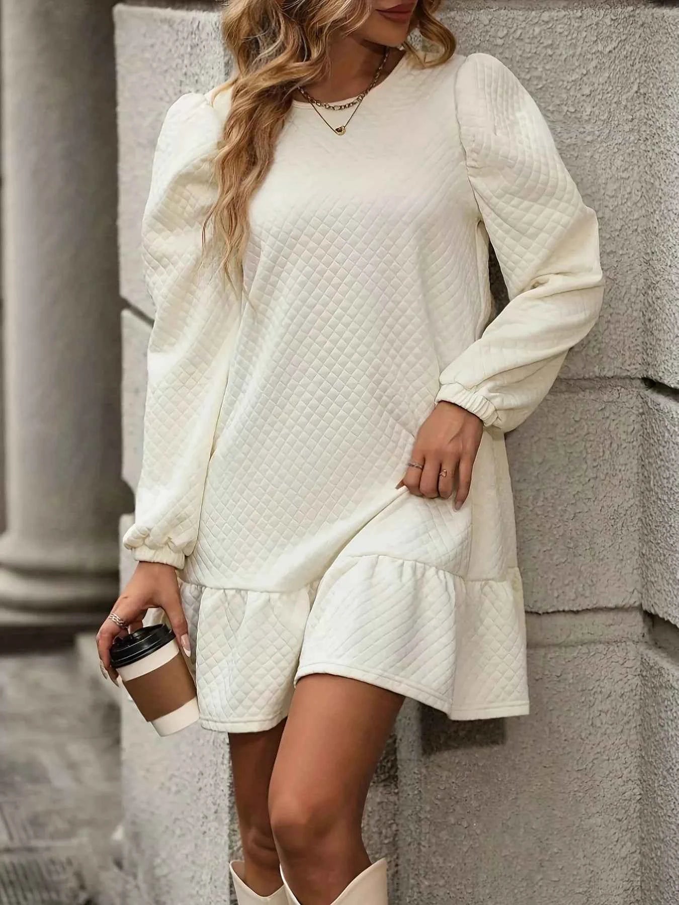 Robe courte à manches bouffantes et ourlet volanté