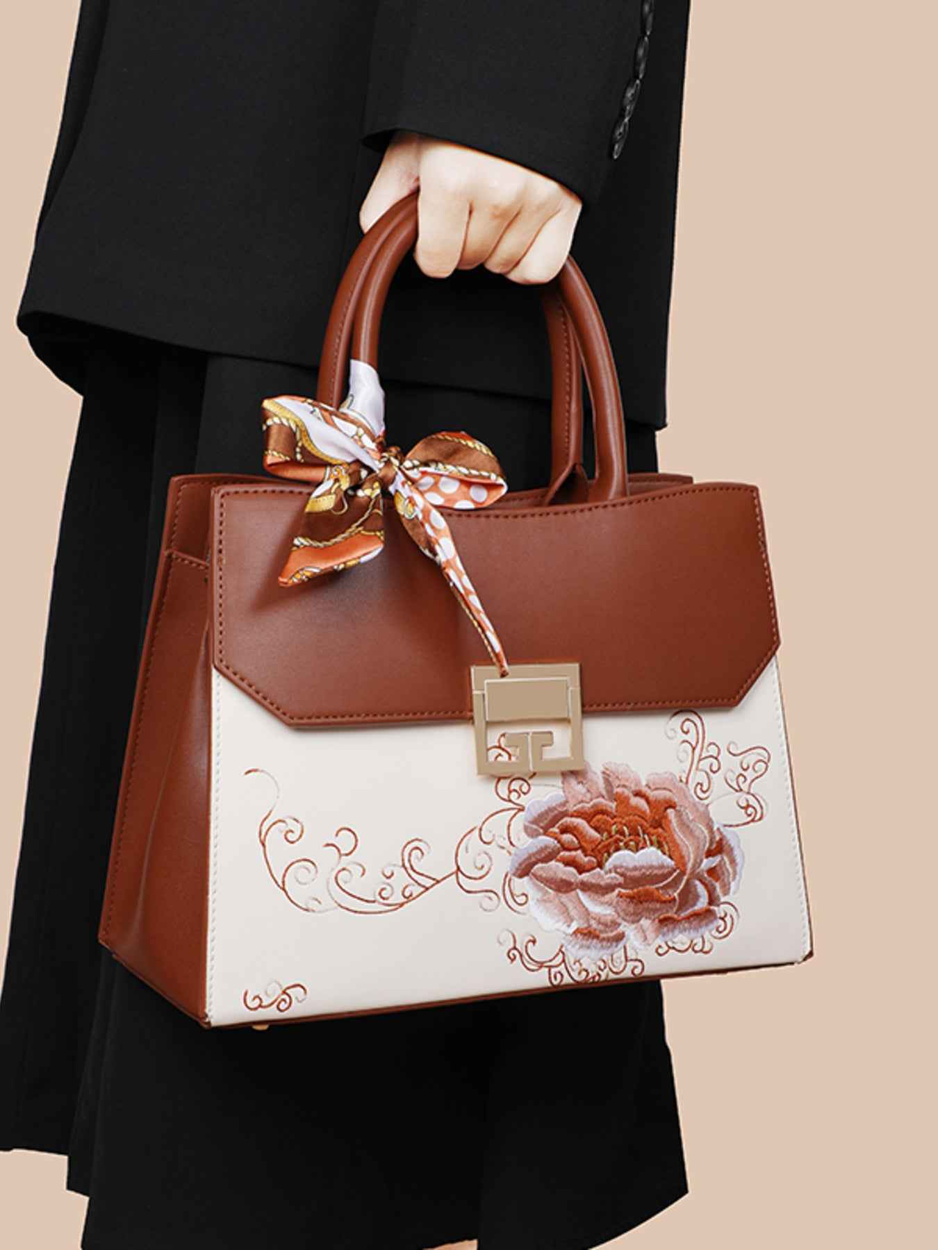Sac à main en cuir de vachette à ornement floral