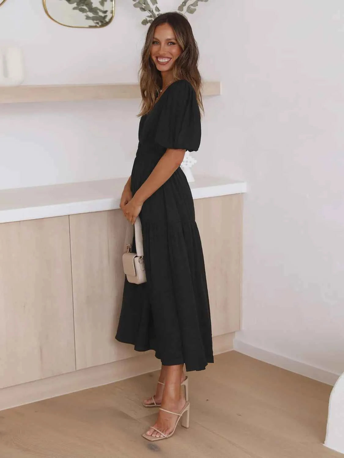 Robe midi croisée à étages et manches mi-longues