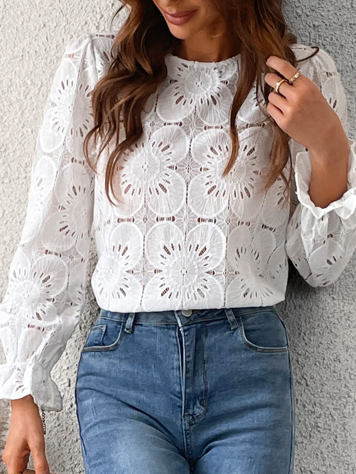 Blouse en dentelle guipure florale — col rond, manches longues évasées