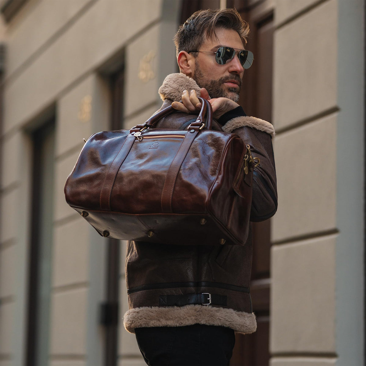 Sac de voyage en cuir pleine fleur Time Resistance, fait main en Italie — cognac, noir, marron