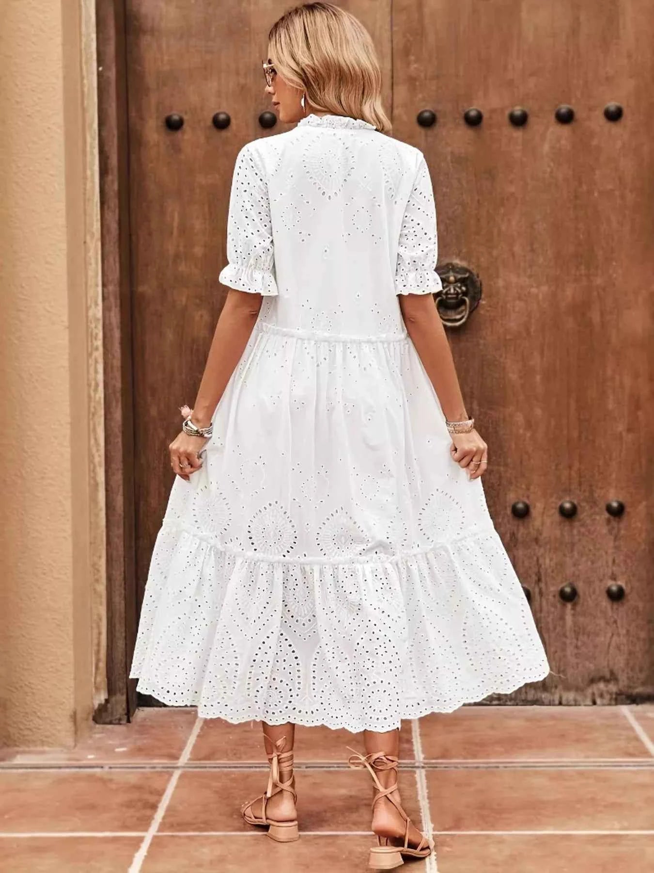 Robe midi brodée à encolure nouée et manches courtes
