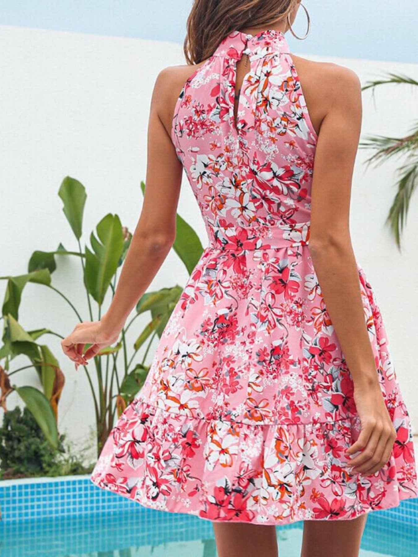 Robe courte à imprimé floral col halter et volants