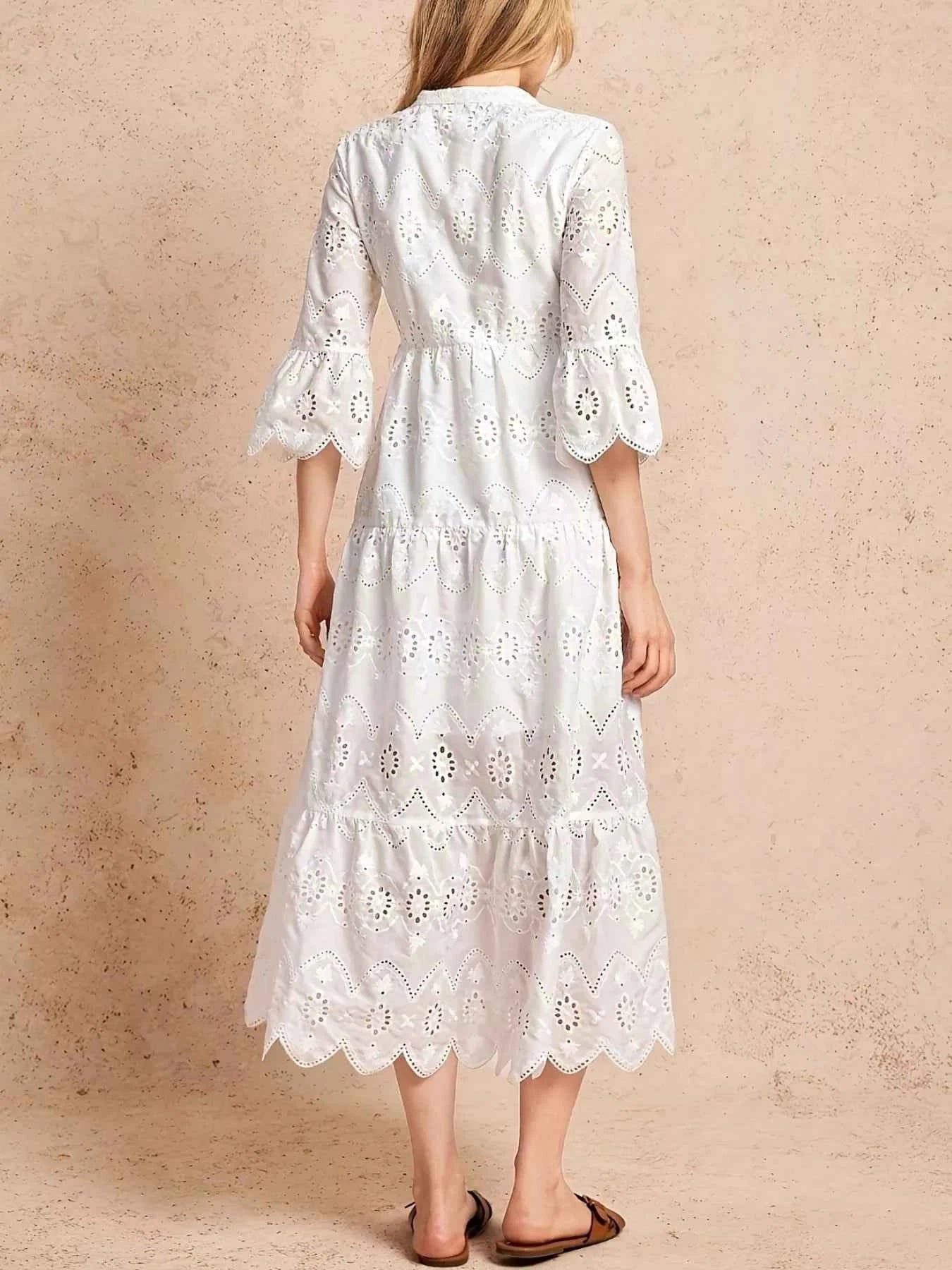 Robe midi brodée à encolure crantée et volants étagés