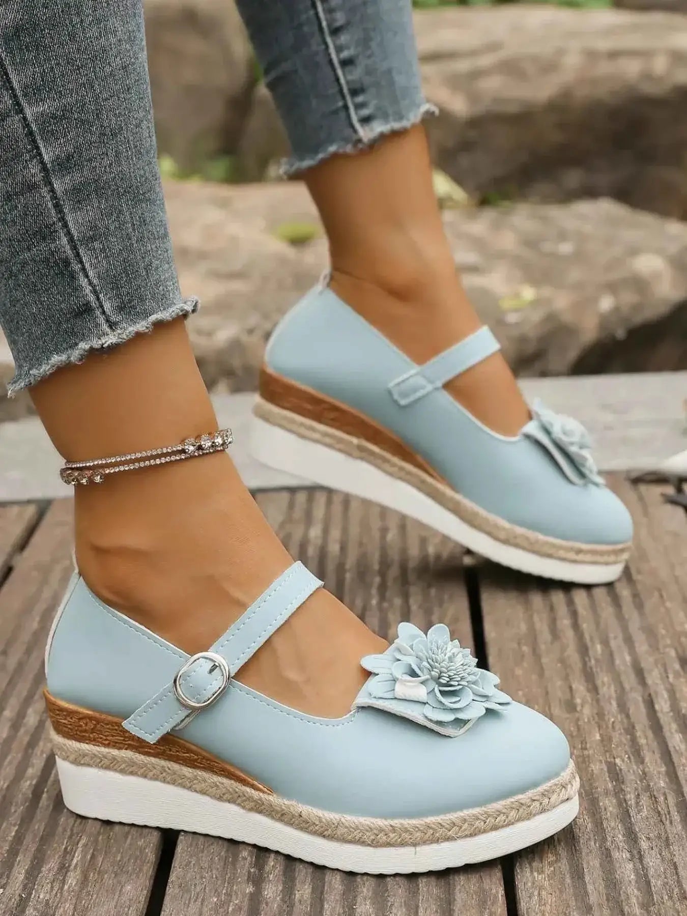 Mary Jane ornées de fleurs à talon bas
