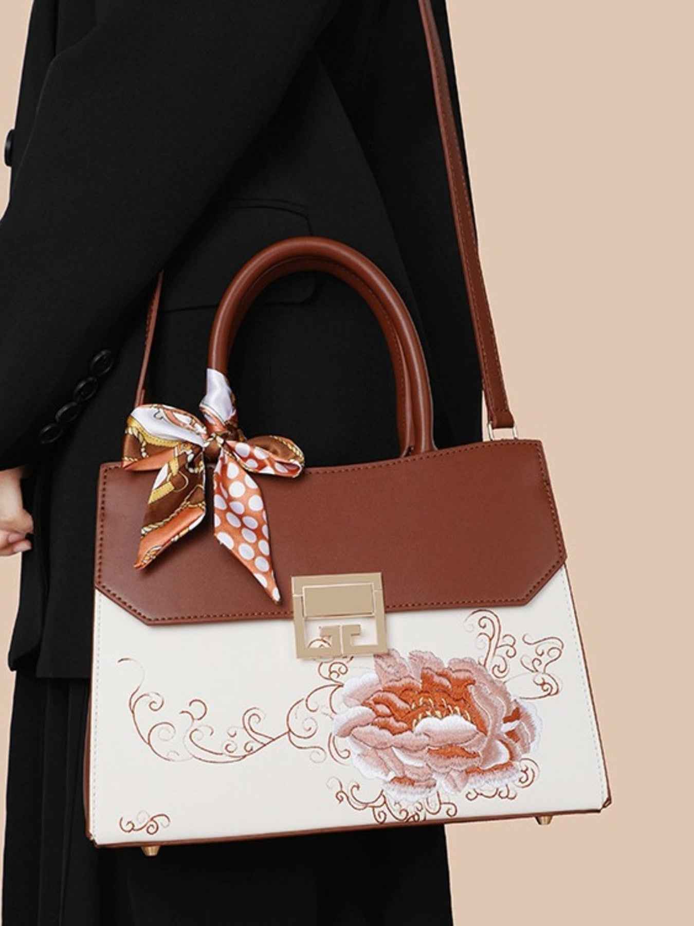 Sac à main en cuir de vachette à ornement floral