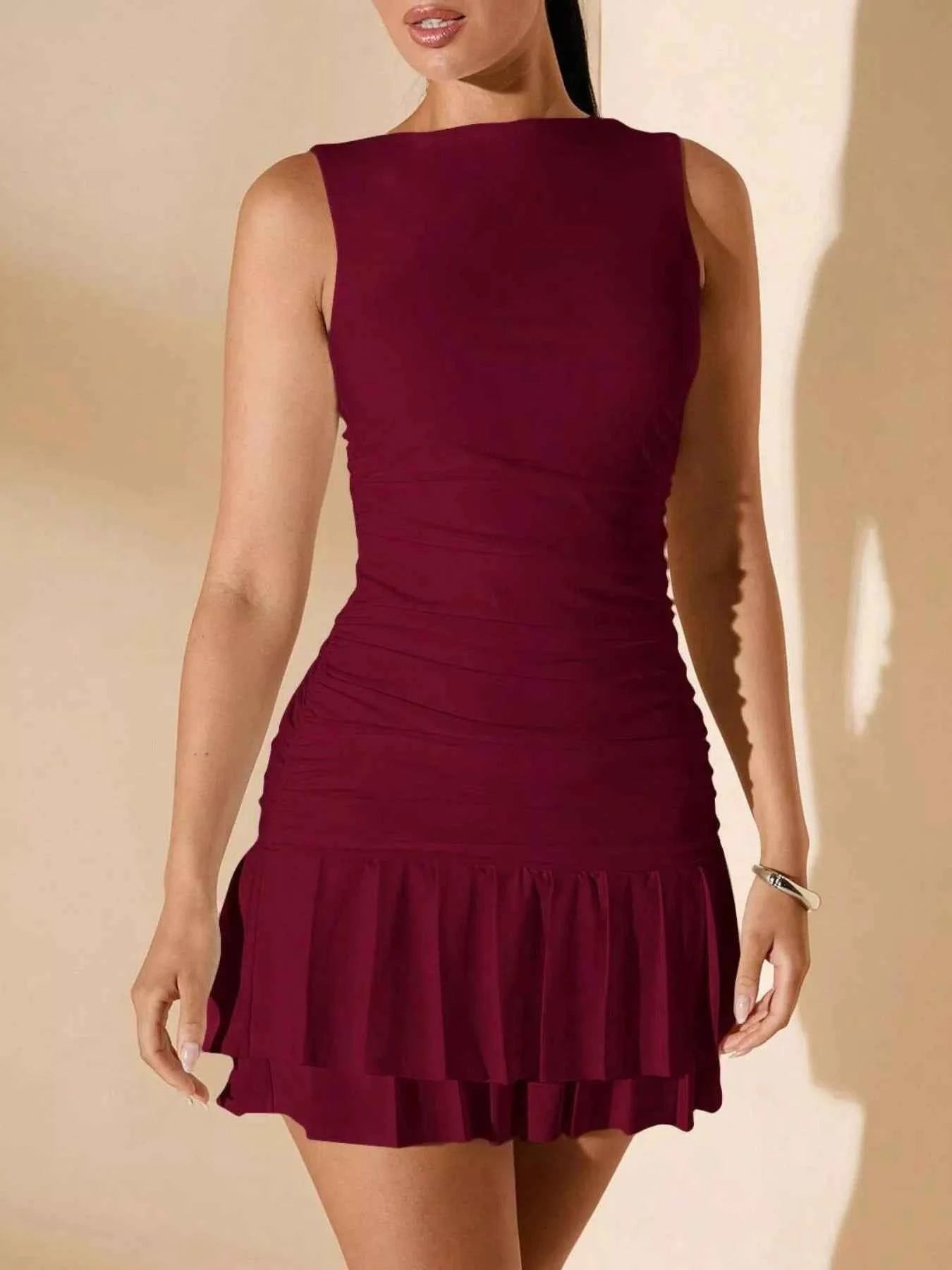 Robe courte sans manches à ourlet volanté et détails froncés