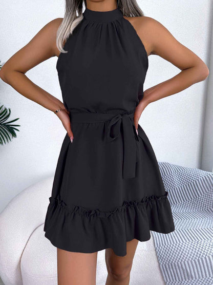 Robe ligne A à col halter et ourlet volanté avec ceinture