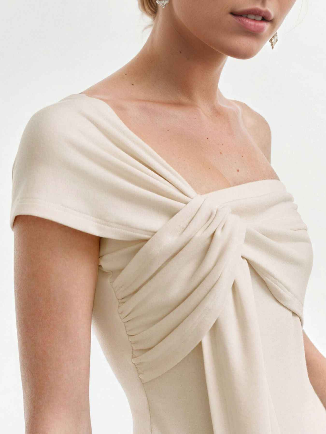 Top cropé à épaule dénudée et nœud