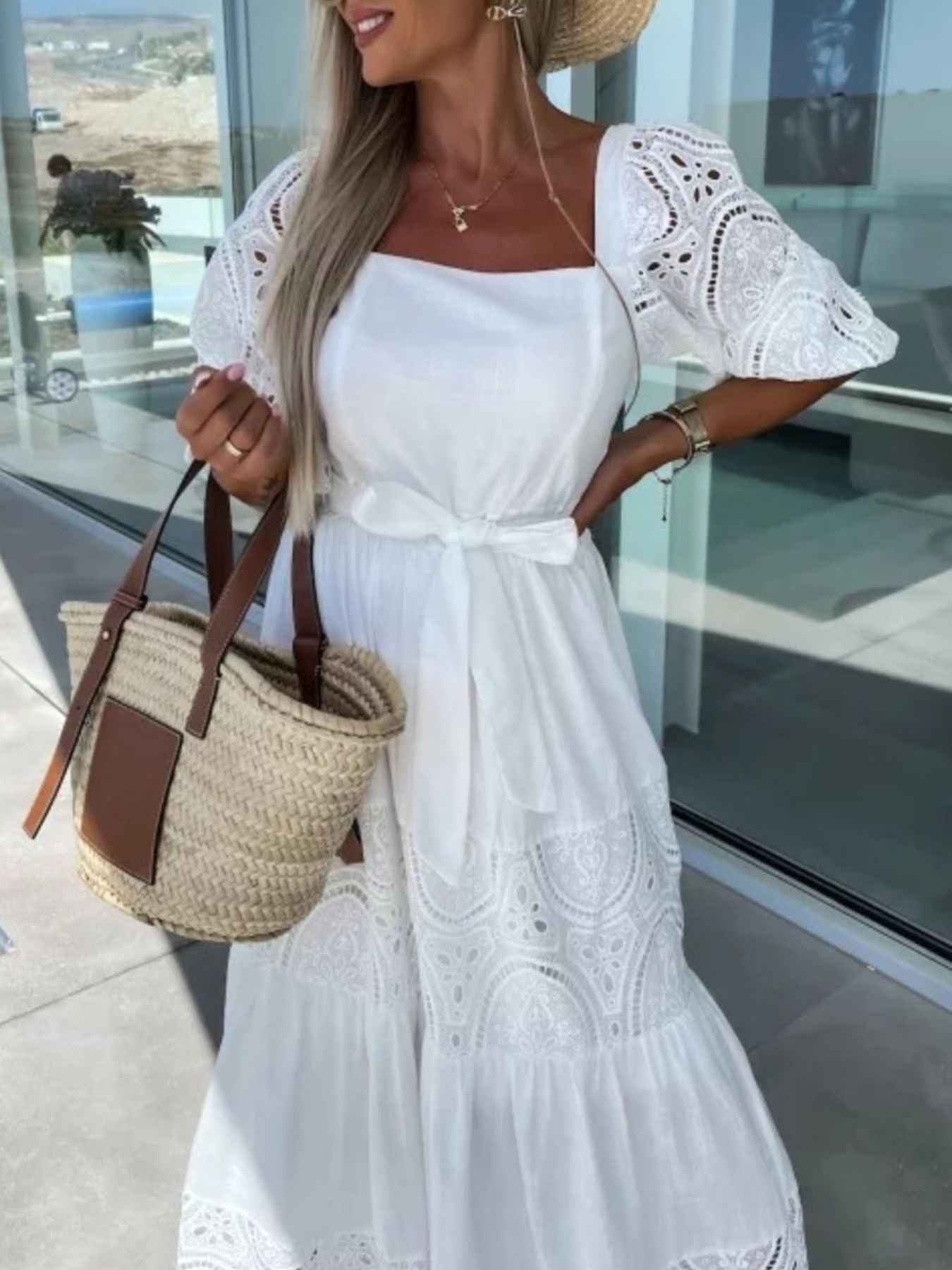 Robe maxi à volants étagés, manches en dentelle et ceinture nouée