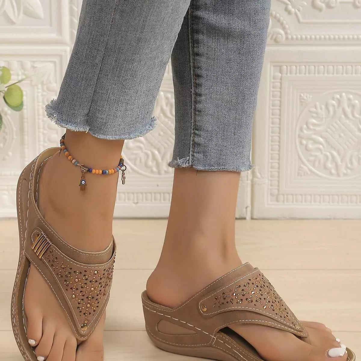 Sandales compensées tong ornées de strass