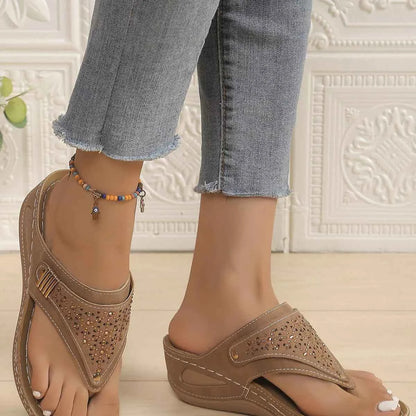 Sandales compensées tong ornées de strass