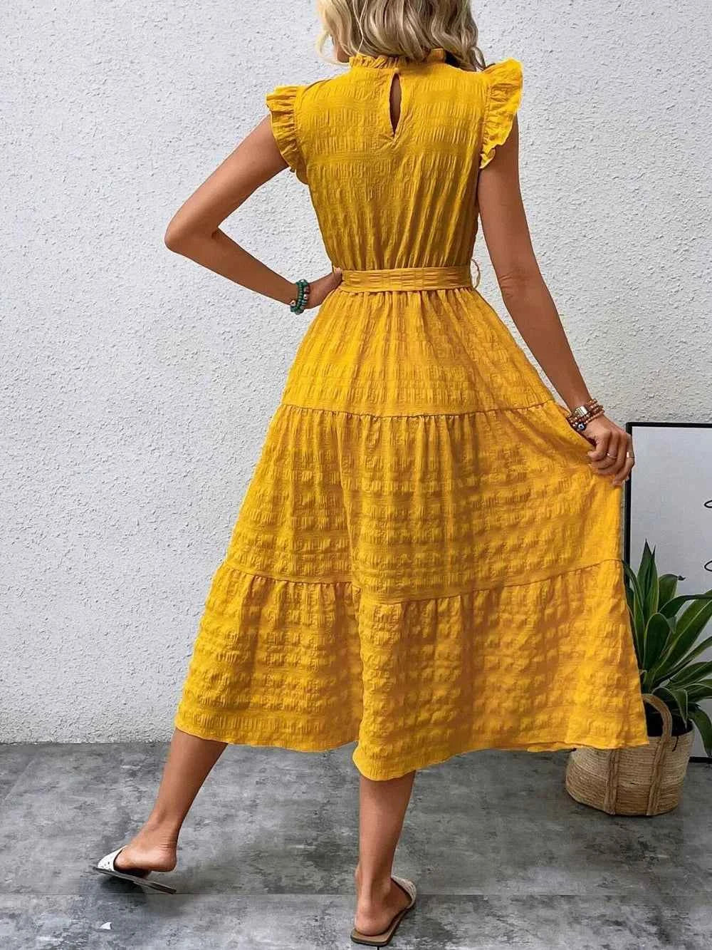 Robe midi à manches courtes, volants et lien à nouer