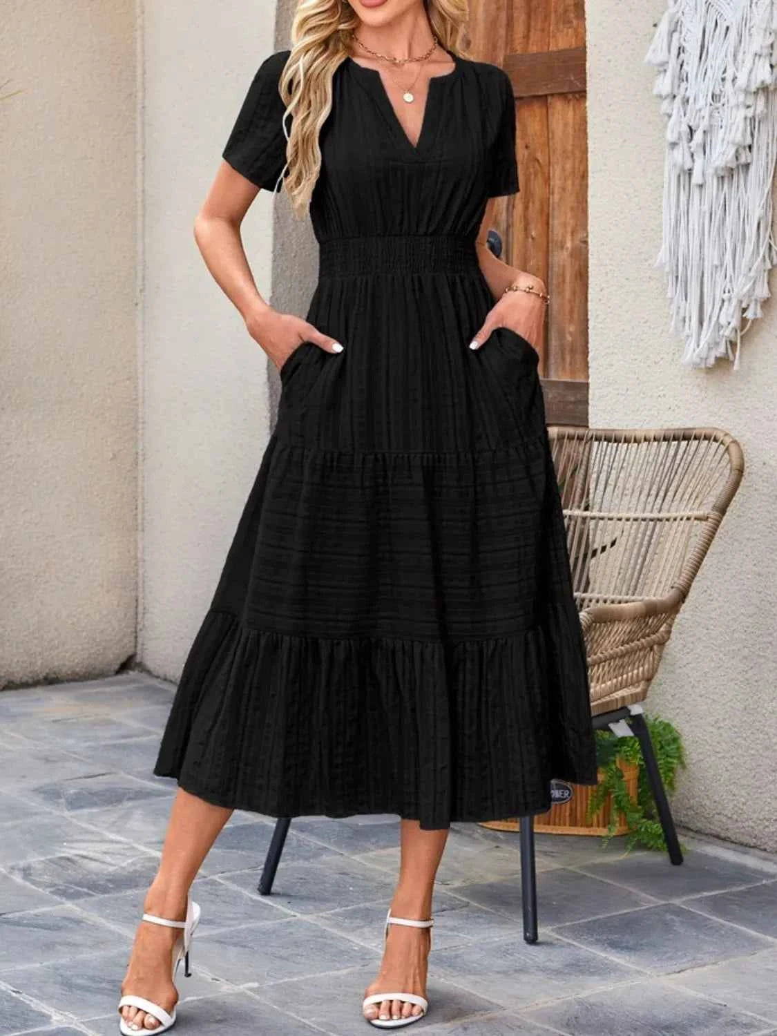 Robe à jupe étagée, col cranté et manches courtes