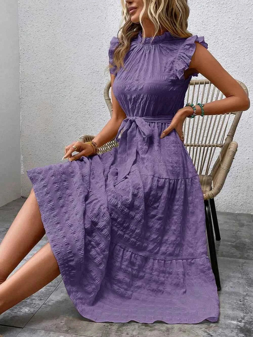 Robe midi à manches courtes, volants et lien à nouer