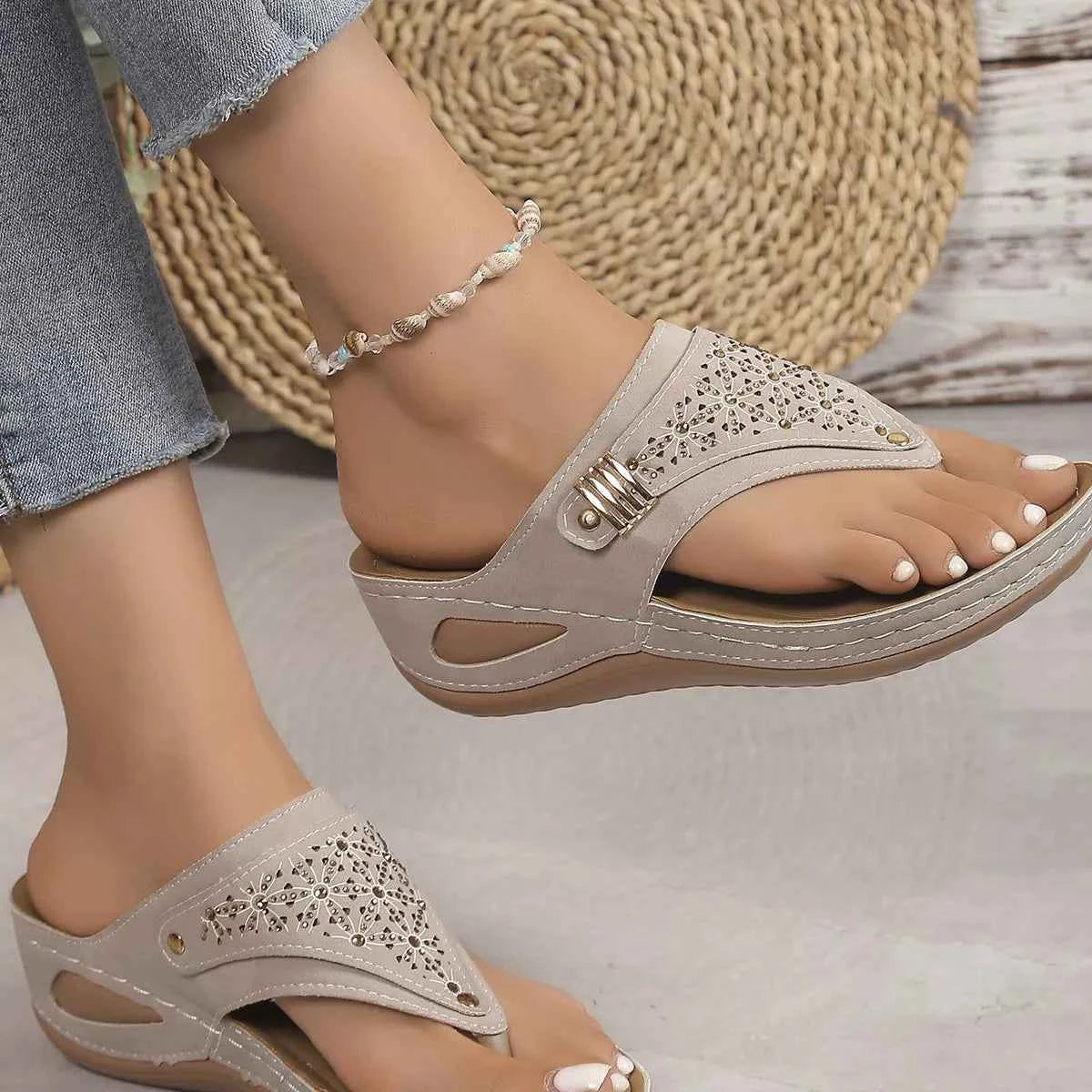 Sandales compensées tong ornées de strass