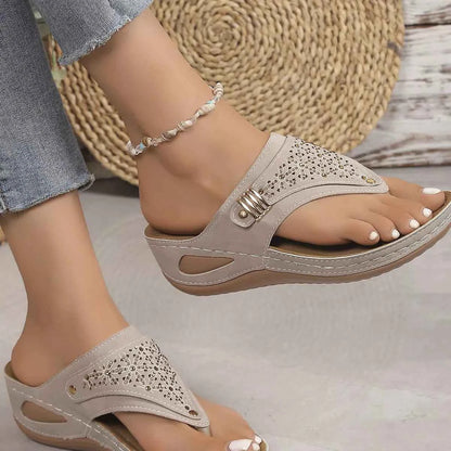 Sandales compensées tong ornées de strass