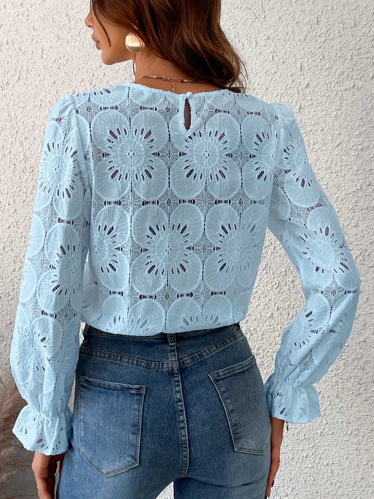 Blouse en dentelle guipure florale — col rond, manches longues évasées
