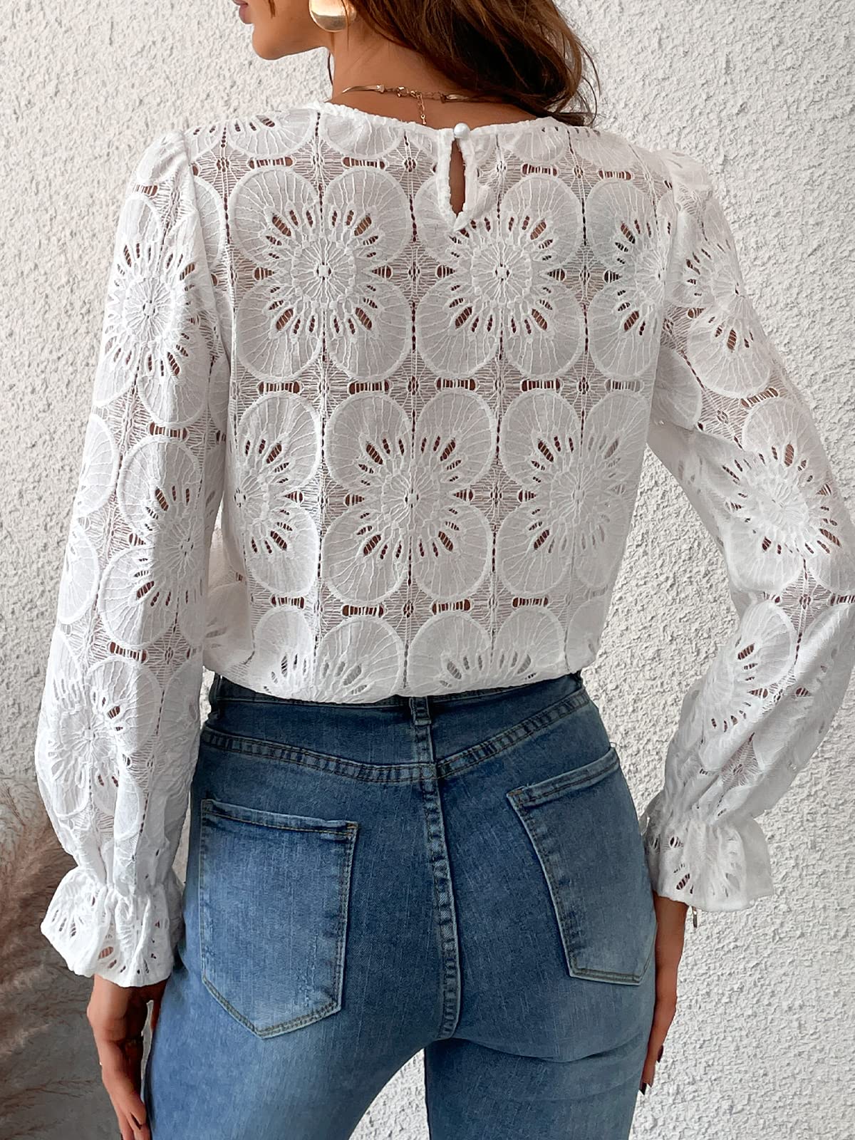 Blouse en dentelle guipure florale — col rond, manches longues évasées