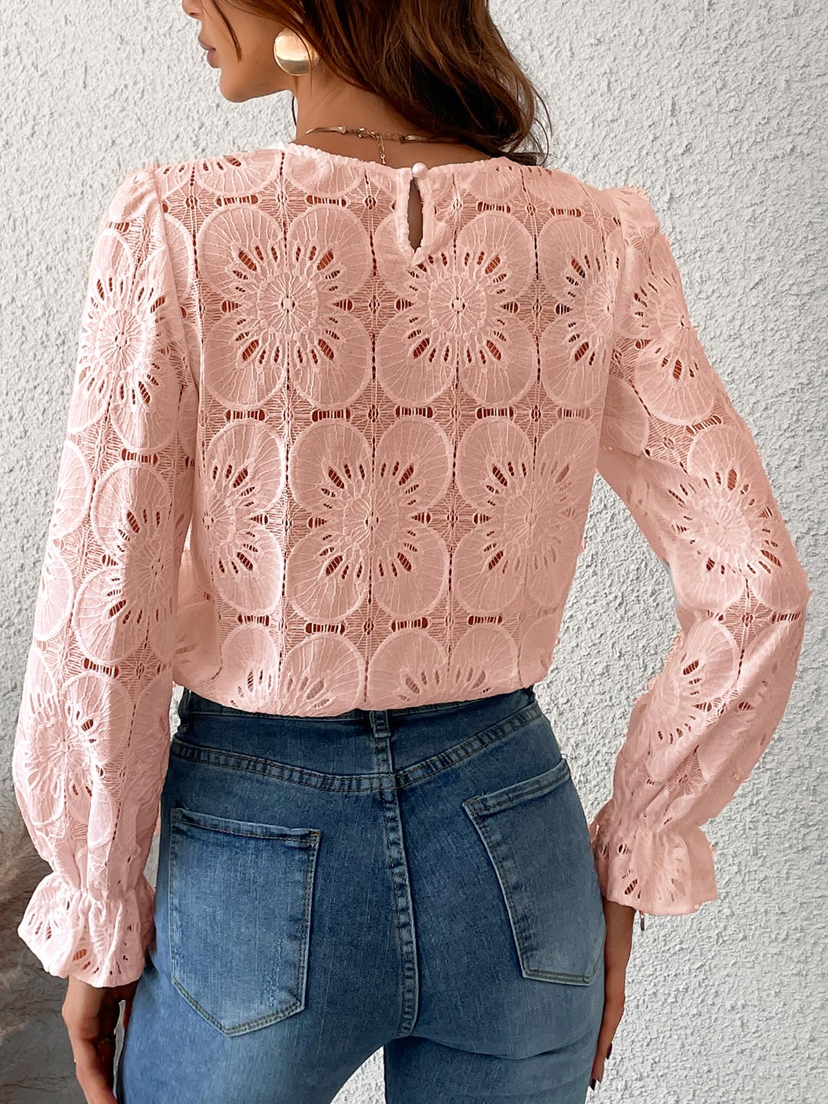 Blouse en dentelle guipure florale — col rond, manches longues évasées