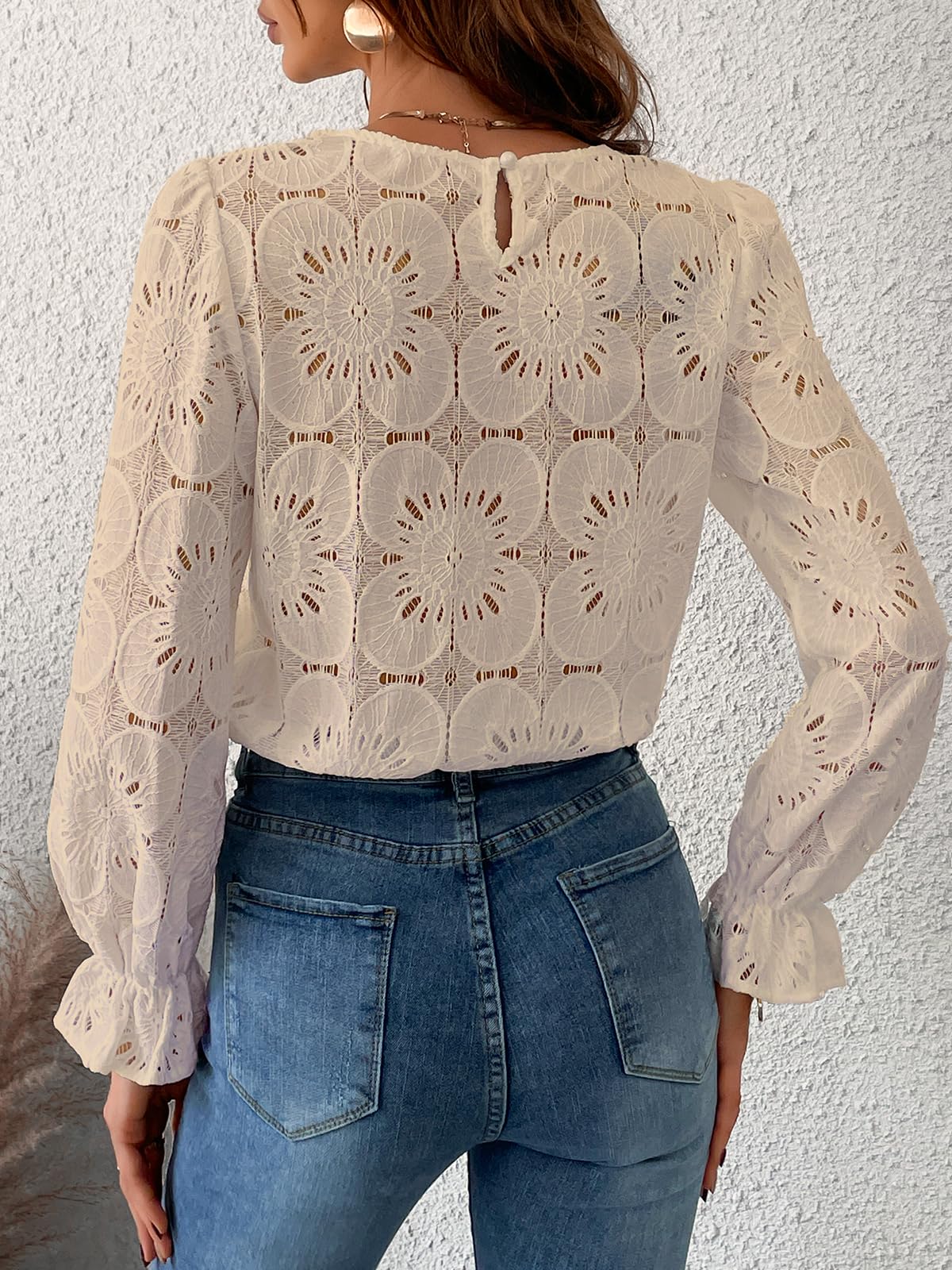 Blouse en dentelle guipure florale — col rond, manches longues évasées