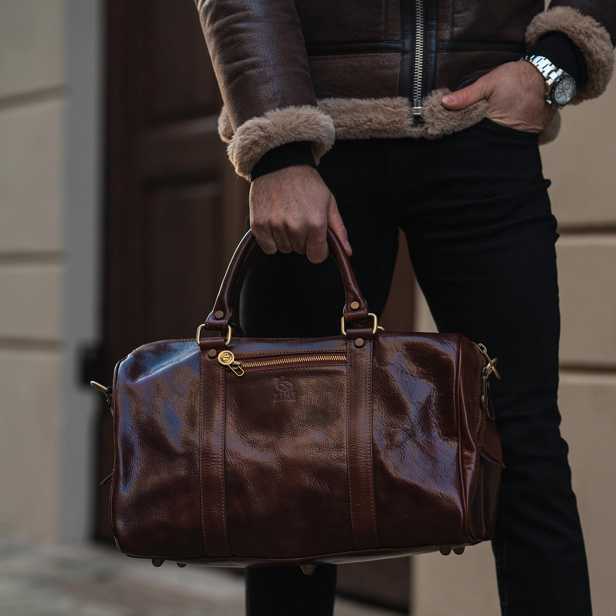 Sac de voyage en cuir pleine fleur Time Resistance, fait main en Italie — cognac, noir, marron