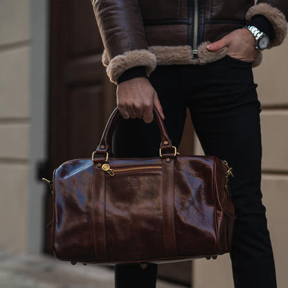Sac de voyage en cuir pleine fleur Time Resistance, fait main en Italie — cognac, noir, marron