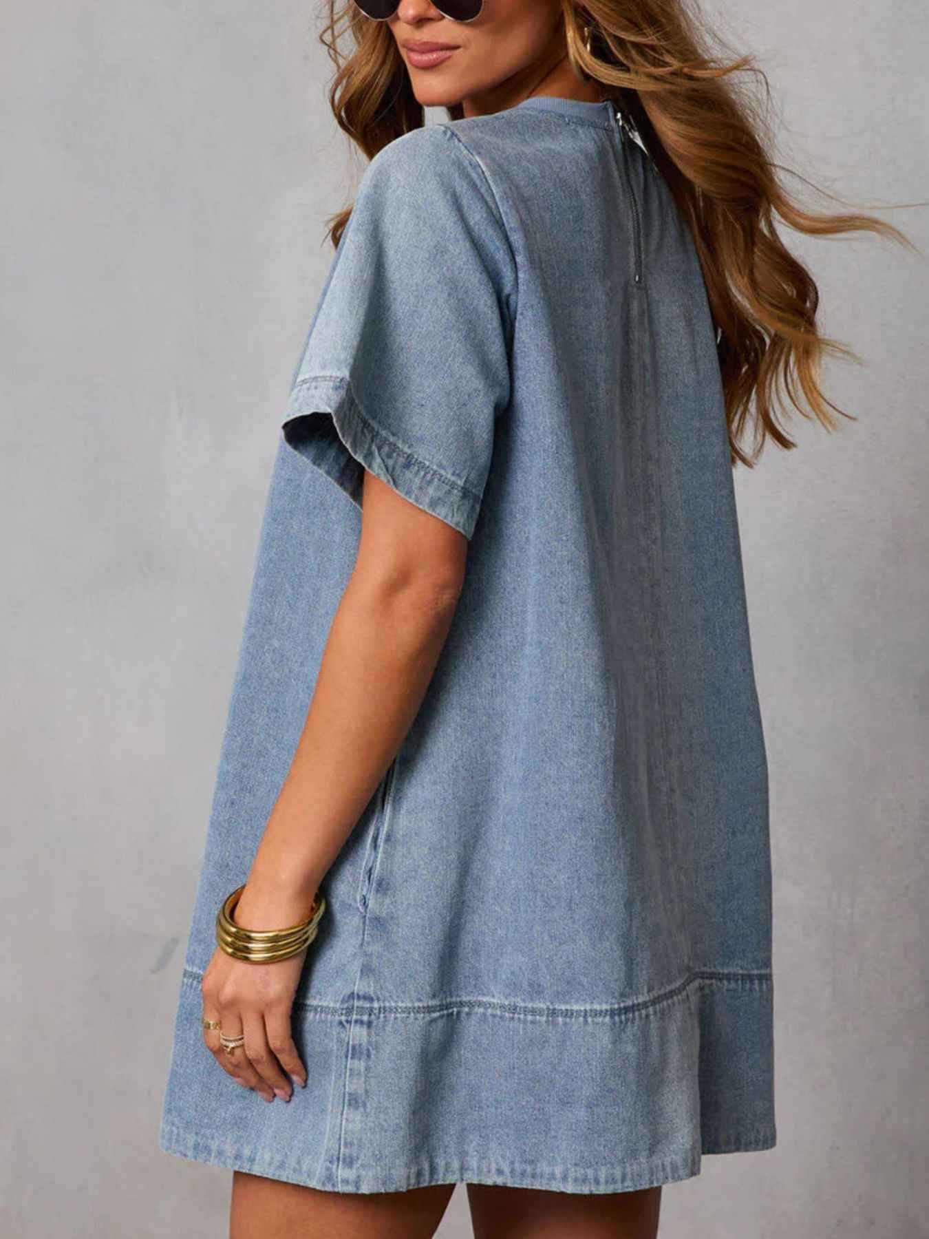 Robe en denim bleu clair à manches courtes