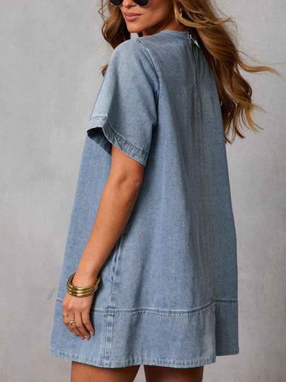 Robe en denim bleu clair à manches courtes