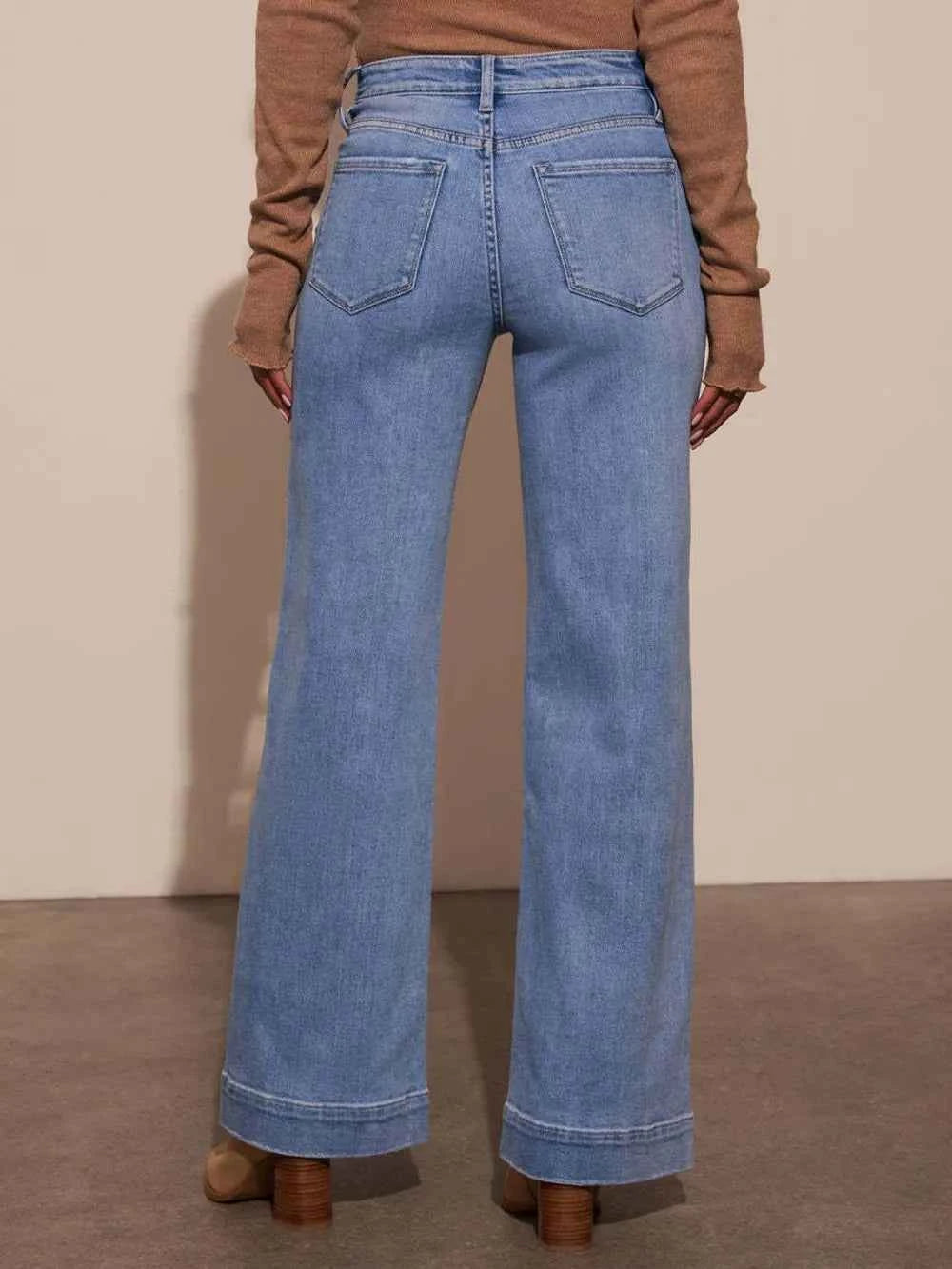 Jean taille haute à jambe large et poches plaquées