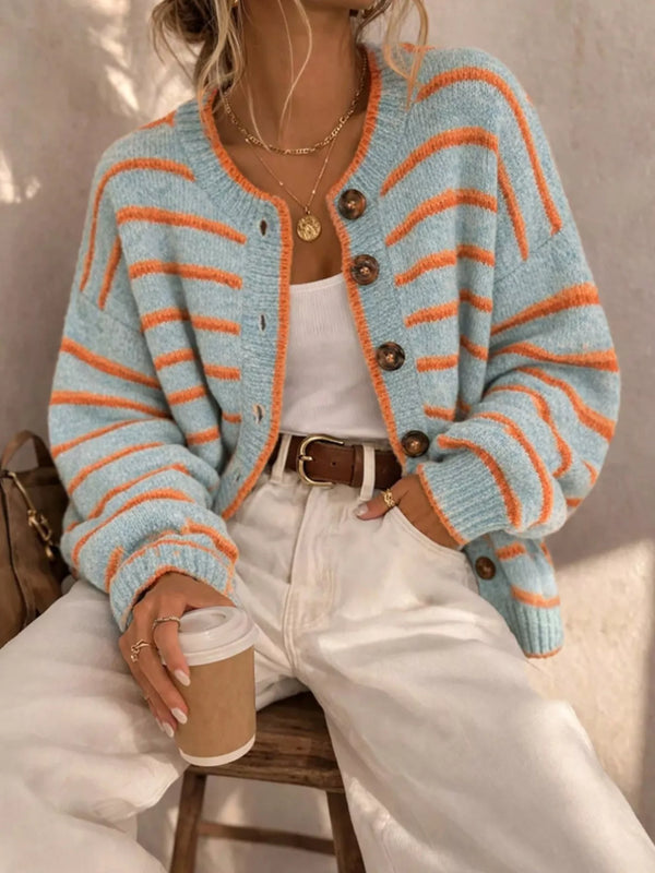 Cardigan en maille torsadée rayée bleu ciel orange boutons bois