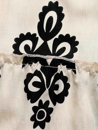Robe à bretelles larges smockée et volants étagés