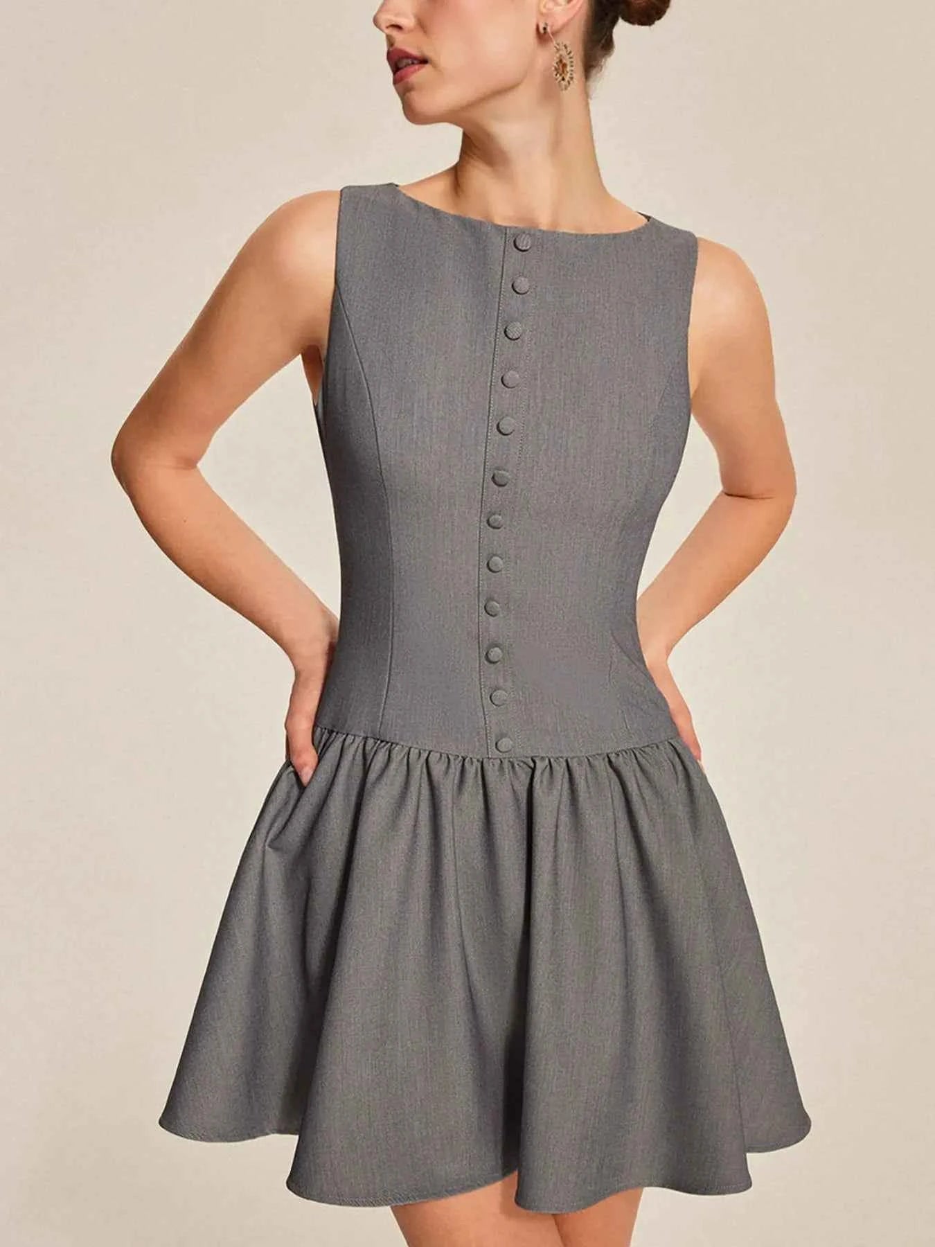 Mini-robe sans manches à col rond, volants et boutons décoratifs
