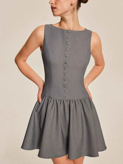 Mini-robe sans manches à col rond, volants et boutons décoratifs