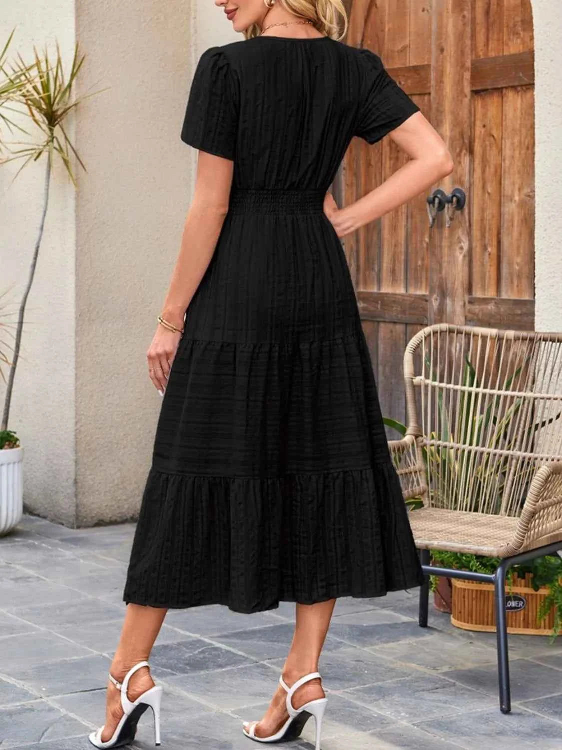 Robe à jupe étagée, col cranté et manches courtes