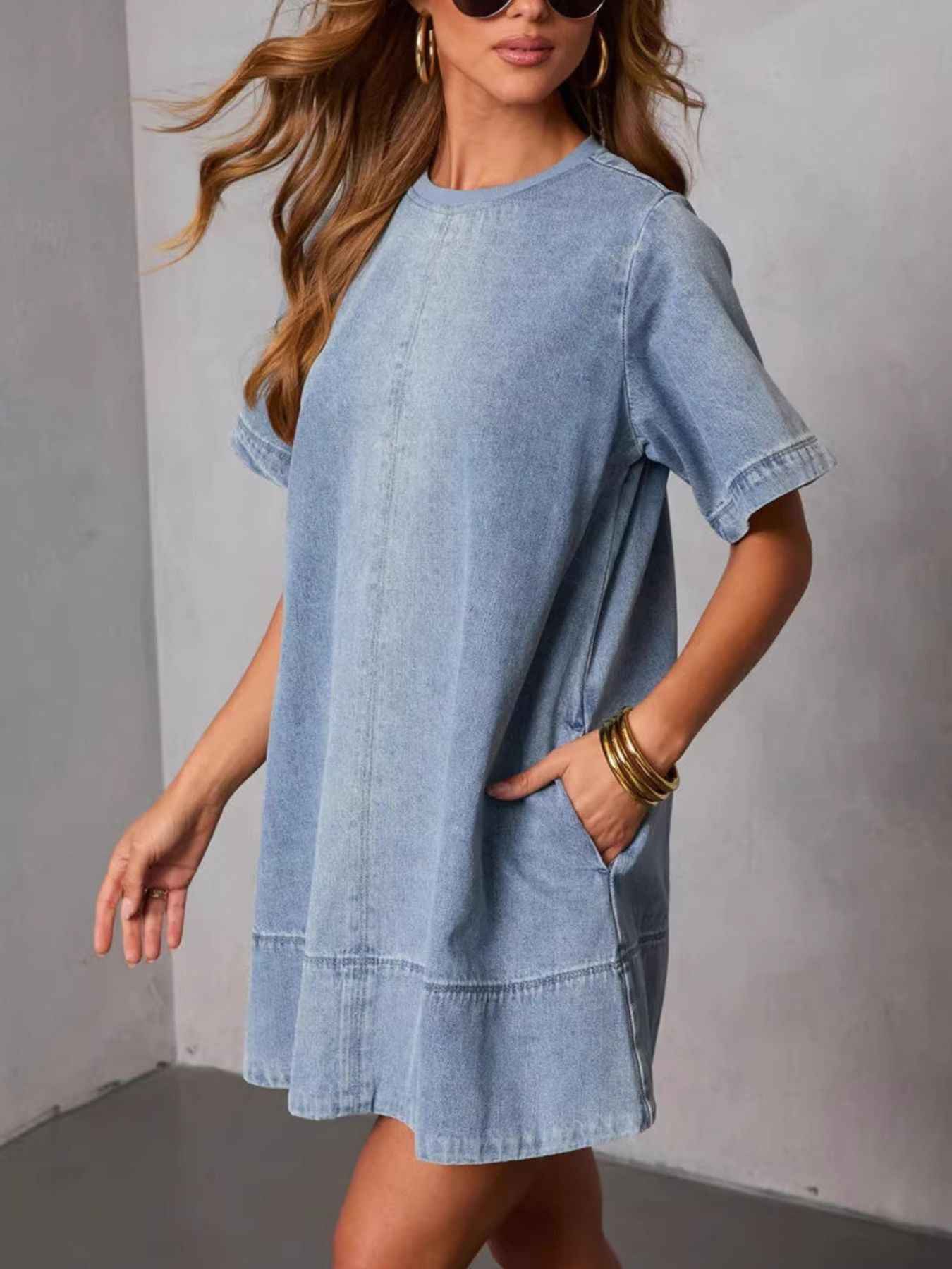 Robe en denim bleu clair à manches courtes