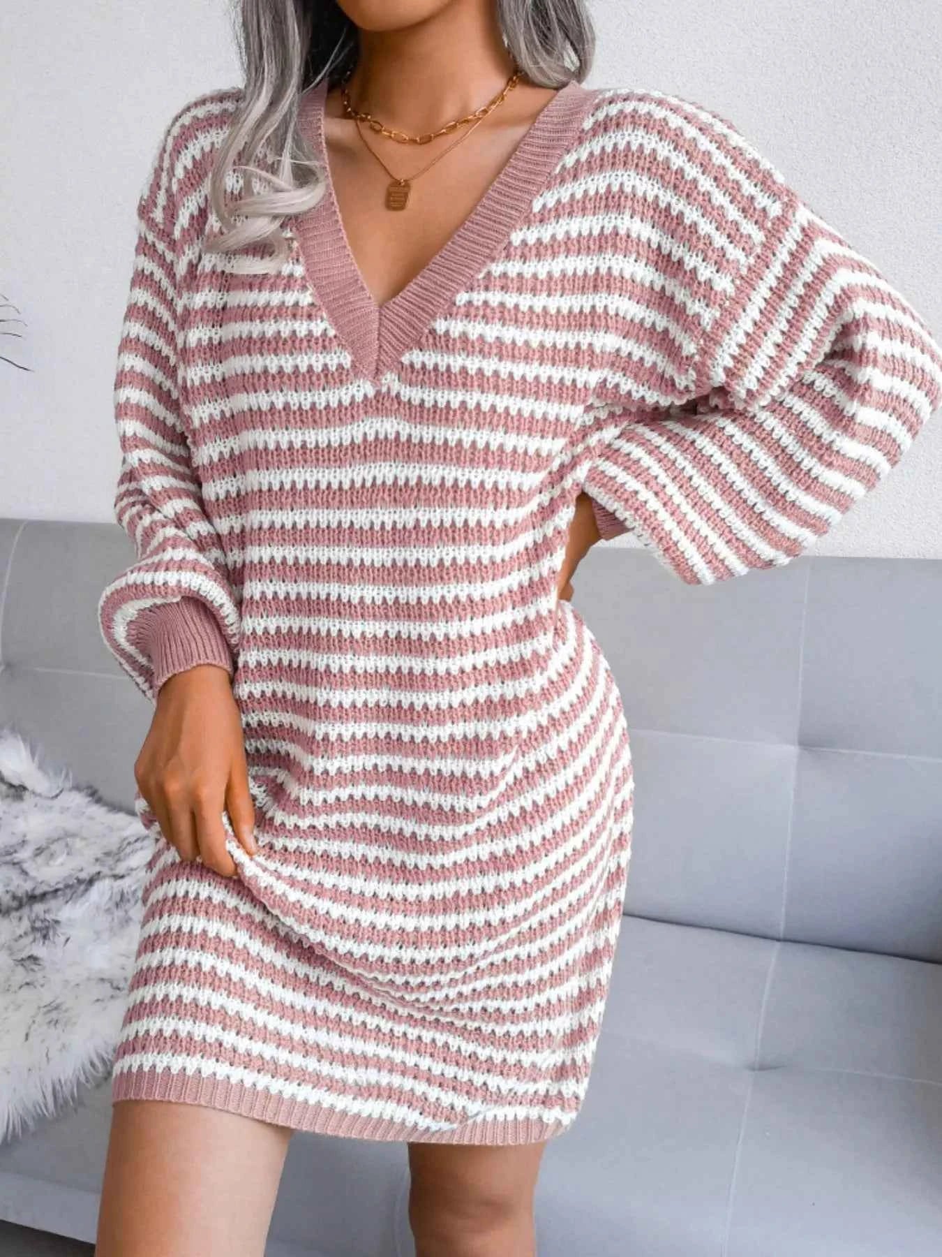 Robe pull rayée à col V et manches longues
