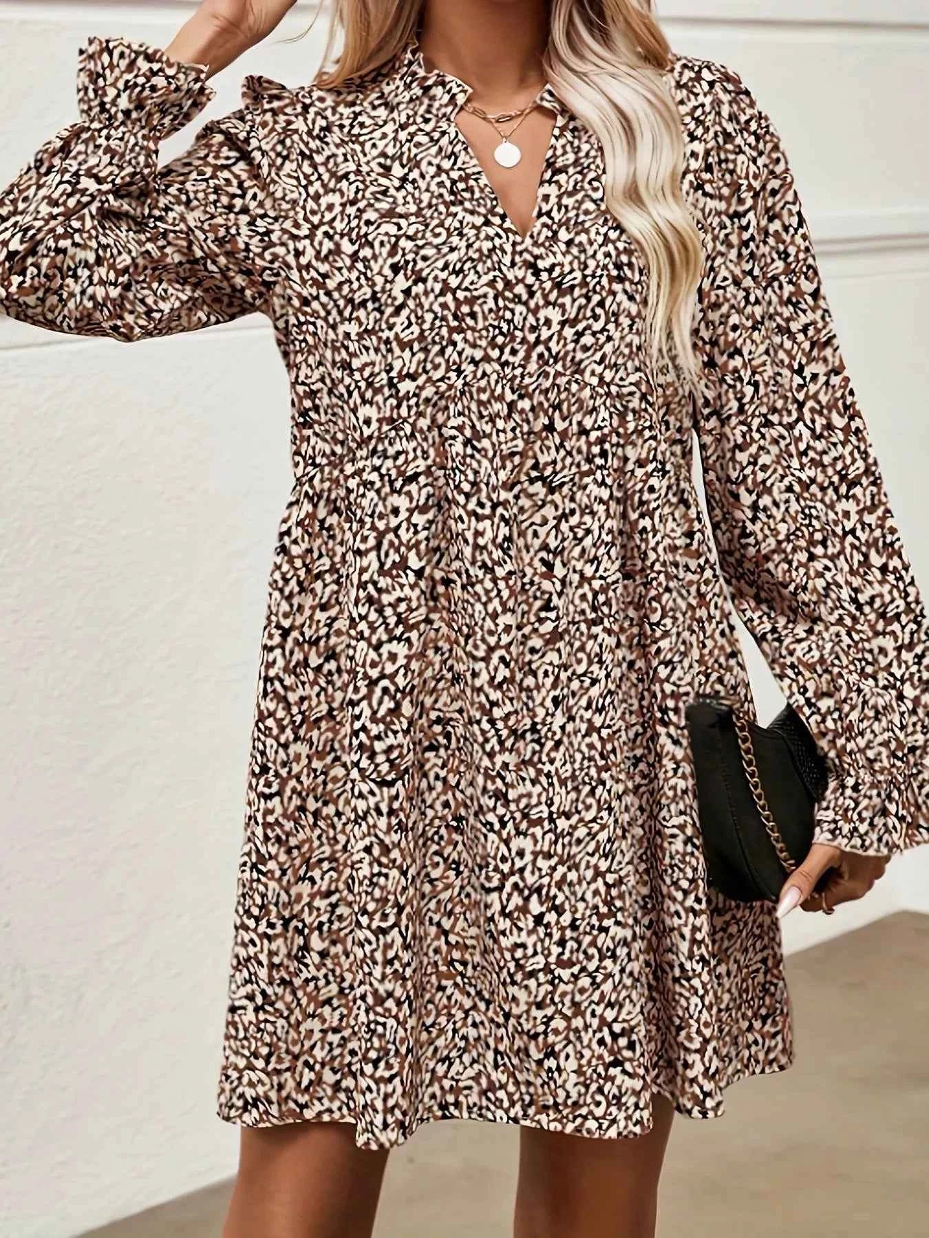 Robe courte à encolure crantée et manches volantées