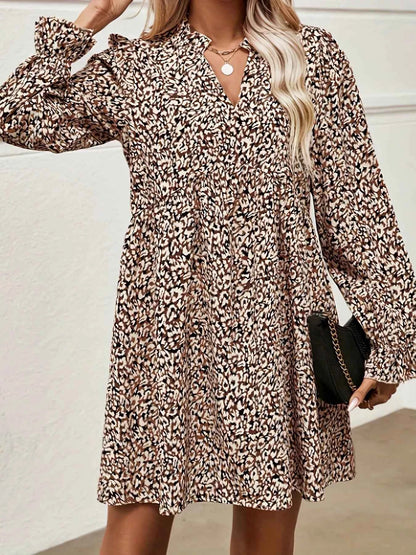 Robe courte à encolure crantée et manches volantées