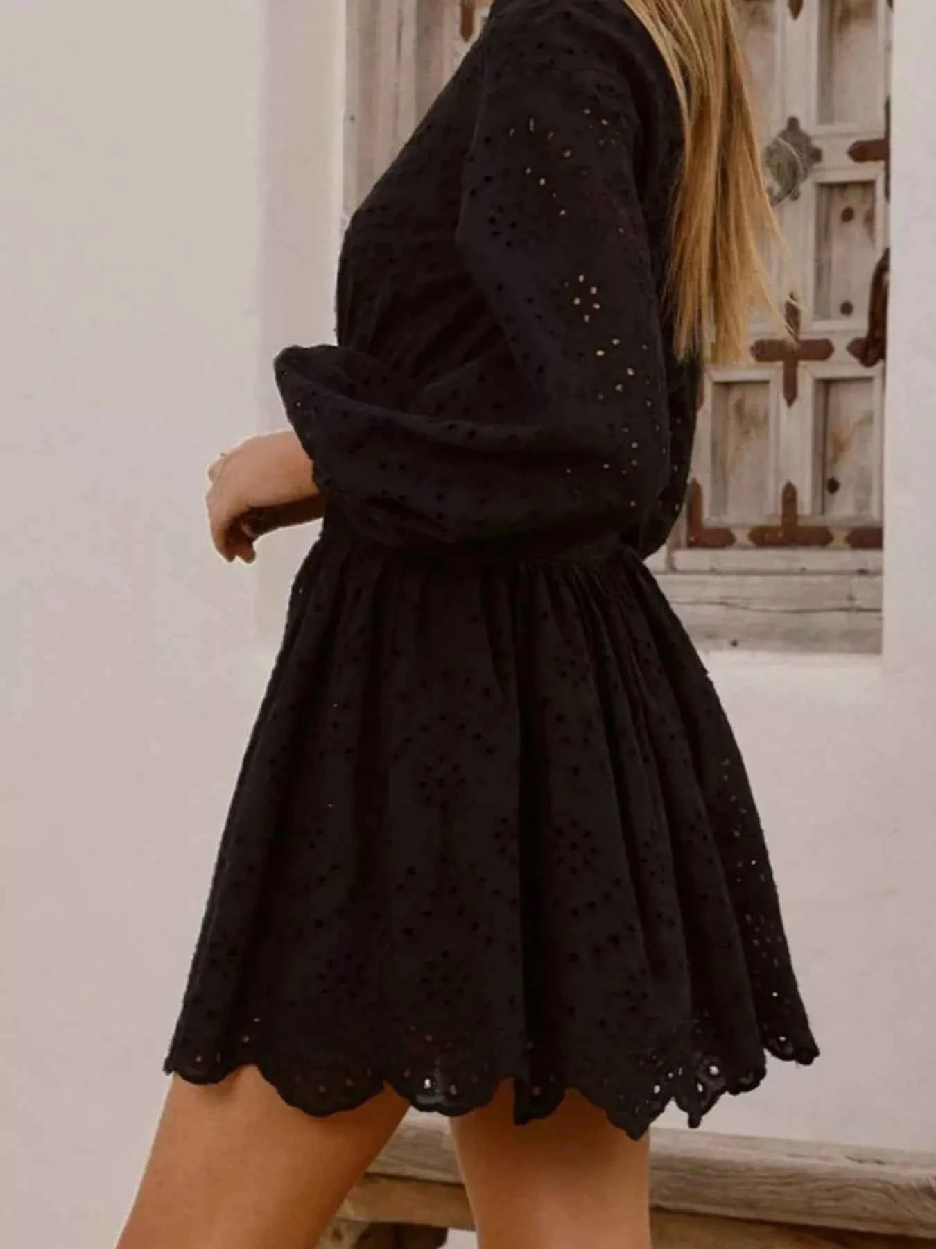 Robe mini à manches ballon et broderie anglaise