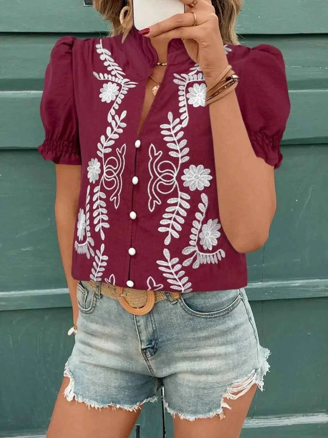Blouse en coton à col cranté, broderies et volants, manches courtes