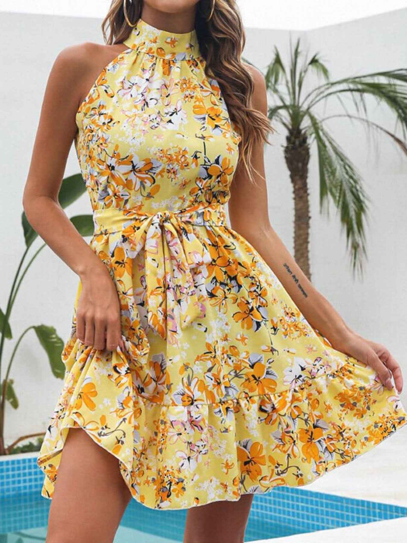 Robe courte à imprimé floral col halter et volants