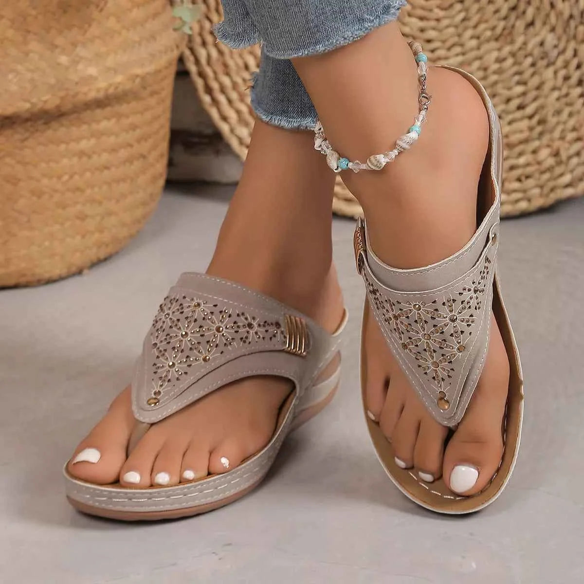 Sandales compensées tong ornées de strass