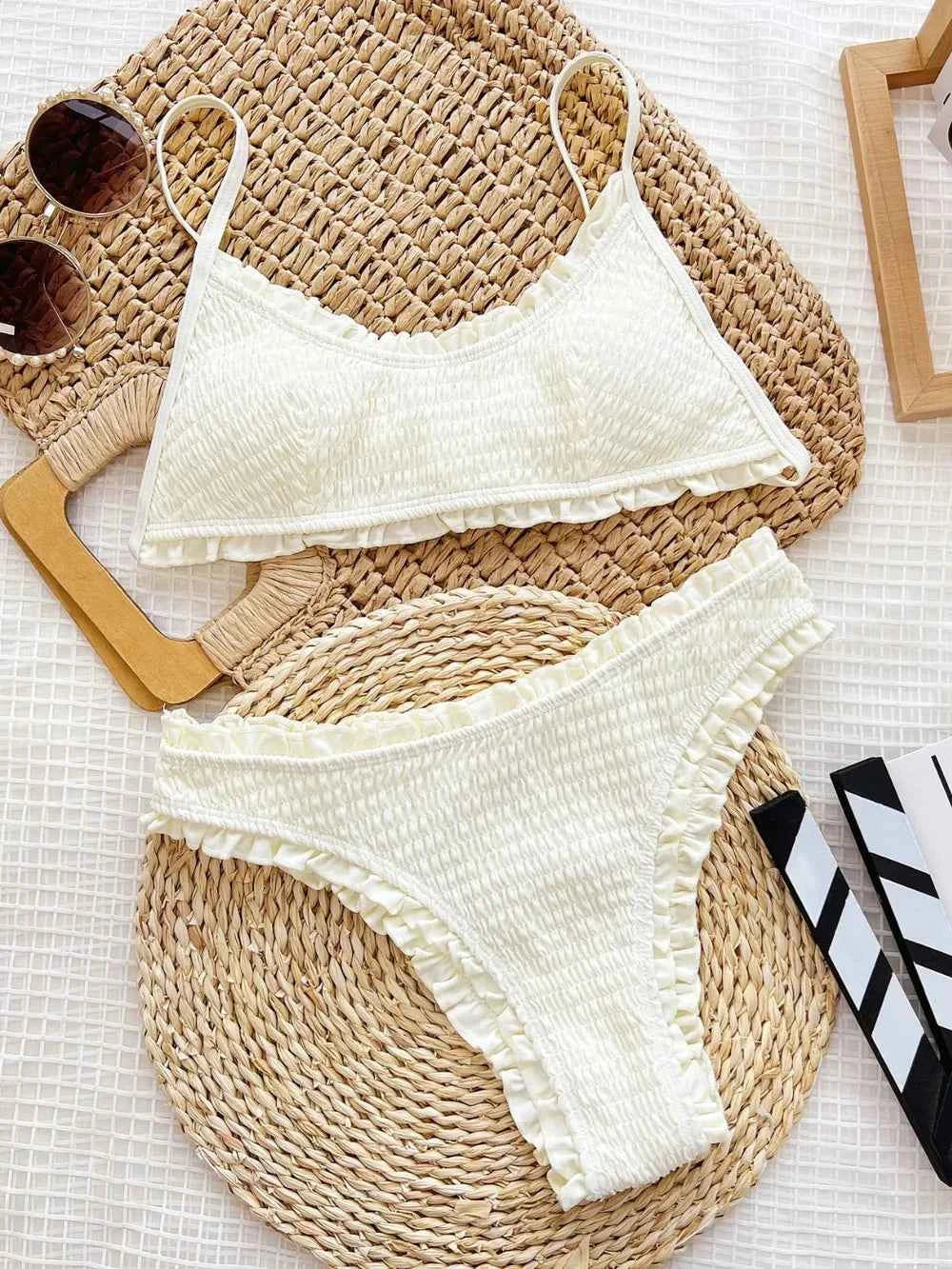 Bikini deux pièces à bretelles fines et volants texturés