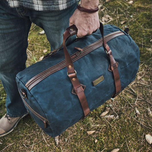 Sac de voyage Drakensberg modèle Cody, toile cirée et cuir de buffle tanndé végétal 50 L — bleu océan, kaki sable, vert forêt