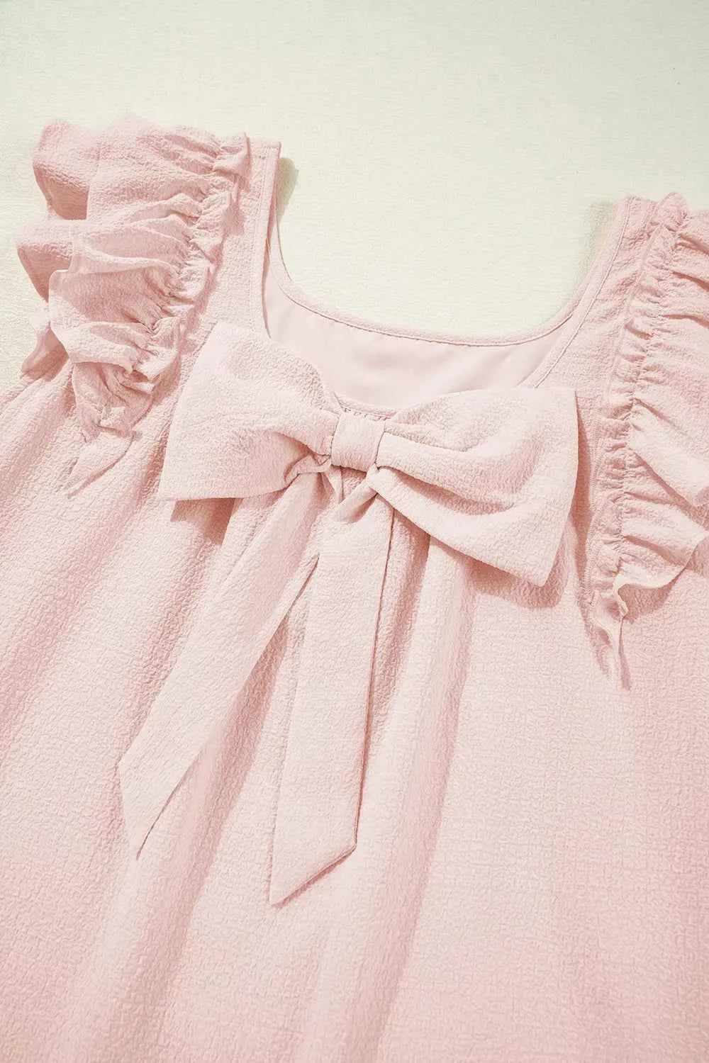 Mini-robe à volants et nœud dans le dos